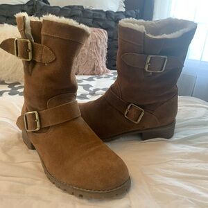 Brown Suede Fur-Lined Boots 🥾